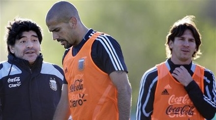 What is Diego saying to Veron there ? And what is Messi thinking ? Answers in the comment please