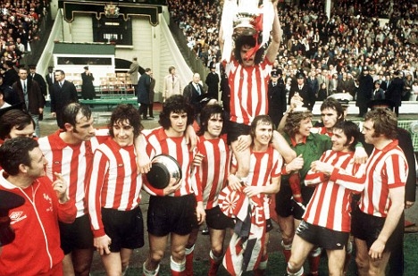 Sunderland raise the FA Cup